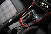 トランスミッションは既存の6段DSGから、「ゴルフGTI」と同じ7段DSGに刷新。シフトセレクターの意匠も変更されている。