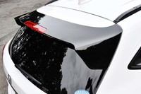 「ヴェゼル モデューロX」のリアエンドには空力性能を向上させる大型のテールゲートスポイラーが装着される。