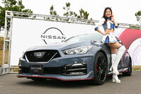 「スカイラインNISMO」とAUTECHレースアンバサダーの高岡みほさん。プロ野球のチアリーダーを経て、2022年よりレース業界へ。2023年はAUTECHレースクイーン、2024年はAUTECHレースアンバサダーを務める。