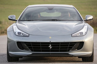 フロントグリルやバンパーのデザインはV8とV12で違いはない。真正面から見るかぎり、両仕様の識別は難しい。