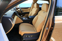 最上級のレザーを用いたシート。ベントレーの本拠地・英国クルーでハンドクラフトされている。