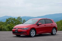 8代目「フォルクスワーゲン・ゴルフ」も「TSIアクティブ ベーシック」「TSIアクティブ」には「EA211 evo」を搭載。ただし、「ポロ」とは違って48Vマイルドハイブリッド化が施されている。