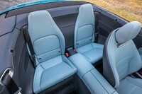 身長150cm以下のパッセンジャー（チャイルドセーフティーシート装着時は135cmまで）が想定されている後席。シートとしての役目は限定的だが、荷物の積載スペースとしては重宝する。