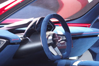 液晶式のメーターパネルが下向きに設置されているところが運転席の低さを強調している。