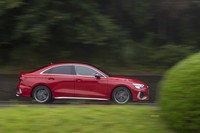 サスペンションはフロントがマクファーソンストラット式でリアがマルチリンク式。「Sスポーツサスペンション」が標準装備されるが、試乗車はオプションの「ダンピングコントロールサスペンション」（可変ダンパー）を装備していた。