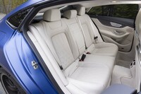 クーペスタイルではあるものの、後席は大人が余裕をもって座れる空間だ。ホイールベースが2950mmもあるので足元はご覧のとおりに広い。