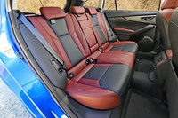 リアシートはリクライニング機構および4：2：4の3分割可倒機構付き。従来モデルより前後席間距離が25mm延び、ゆとりが増した。