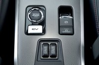 EV走行を持続する「EVプライオリティモード」は、センターコンソールにあるEVボタンを押して選択する。パーキングブレーキは2017年2月の改良で電動化されている。