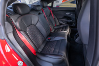 左右が独立したようなデザインだが、後席は3人掛け。座面から天井までの高さは927mmで、身長170cm程度の乗員であれば十分な余裕がある。