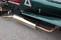 ビートの利いた控えめな低音を奏でるサイドマフラー。運転席の側方を通るので、降車の際はヤケドしないようご用心である。