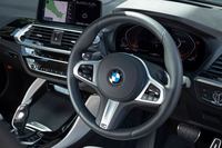 スタンダードグレード「xDrive20d」以外の「X4」には、シフトパドル付きの「マルチファンクションMスポーツレザーステアリングホイール」が標準装備される。