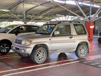 「三菱パジェロ ピニン（日本名：パジェロイオ）」は、都市の近郊や山間部に住む人たちによって、今も大切に使われていることが多い。2023年1月にシエナで。