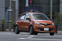 「GT」には18：1から13：1にギアレシオが変化するバリアブルレシオ付きのステアリング機構が採用される。