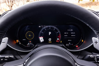 12.3インチのデジタルクラスターメーターは、2023年5月導入の一部改良モデルから採用されているアイテム。写真は「Race」モードを選択した様子で、タコメーターを中央に配置したシンプルなデザインが目を引く。