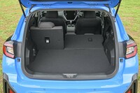 荷室の容量は、60：40分割可倒式の後席を倒すことで拡大できる。