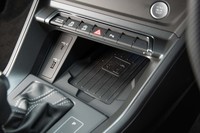 シフトセレクターの前方には置くだけでスマートフォンを充電できるスペースが用意される（オプション）。