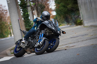 「LMW（Leaning Multi Wheel）」とは、フロント2輪のモデルにヤマハが投入している独自の技術で、車体を傾けてのスムーズなコーナリングを可能にしている。