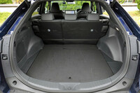 荷室の広さは、奥行きが985mm、最大幅が1288mm、高さが757mm。フロアボードを下段に下げると、天井までの高さを71mm拡大できる。