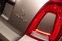 ボディー同色となる「695 RIVALE」のエンブレムをリアに装着している。