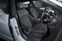 サイドサポートが大きく張り出した前席。背もたれと座面の一部にはスエード調の表皮が用いられている。