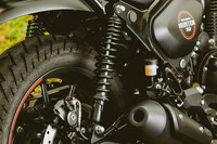 リアサスペンションはクラシックなツインショック式。今回の改良では新開発のSHOWAのショックユニットを採用し、乗り心地の改善を図った。