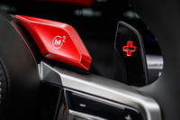 シフトパドル手前の「Mボタン」（左右にある）であらかじめ登録しておいたドライブトレインやサスペンションなどの好みの設定を呼び出せる。