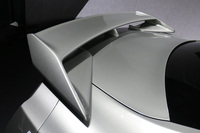 スタンダード仕様のリアウイングが改良されるのは、現行型「GT-R」のデビュー以来、今回が初のこととなる。