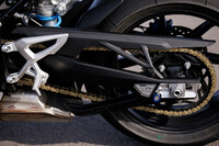 ドライブトレインではトランスミッションの4速・5速・6速をクロスレシオ化したほか、ドリブンスプロケットの歯数を47丁に変更（「S1000R」は45丁）。より加速重視の設定とした。