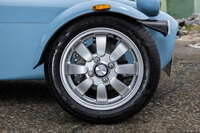 タイヤの仕様は従来型と変わらず、155/65R14サイズの「エイヴォンZT7」である。ホイールがずいぶんモダンになったけど、ここだけは既存の“鉄チン”のほうがそれらしかったと思うのは、筆者だけ？