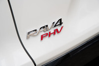 テールゲートに装着される「RAV4 PHV」のバッジ。