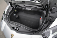 フロントフードの下には、ラゲッジスペースが用意される。