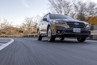 タイヤと路面とのコンタクトは実にマイルド。転がり感もスムーズだ。