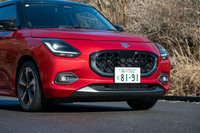 プラットフォームなどは先代モデルから引き継いでいるが、フロントまわりのデザインはガラリと新しくなった。チリを大きくしてボンネットがクラムシェル型であることを強調している。