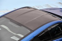 車体の高い位置にあるルーフを軽量なカーボン製とすることで、運動性能の向上が図られる。この「Mカーボンルーフ」は標準装備となっている。