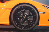 ホイールはフロントが21インチ、リアが22インチ。展示車のタイヤは「ブリヂストン・ポテンザスポーツ」だった。