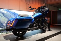 いずれのモデルも、後輪の両側に大型のパニアケースが装着される。