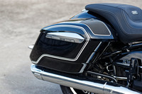 片側につき27リッターの容量を持つサイドケース。アクセサリーとしてレザーとキャンバス地を組み合わせたインナーライナーが用意されている。