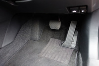 新型「アクセラ」のペダルレイアウト。アクセルとブレーキの段差が少なくなったことで、より踏み替えがしやすくなった。ブレーキペダルの支持剛性も強化されており、端のほうを踏んでもぐらつかない。