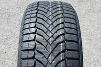 スノー性能／ウエット性能を高めるべくVシェイプのトレッドパターンが施された「シンクロウェザー」。騒音の面では不利なはずだが、ロードノイズはよく抑え込まれている。