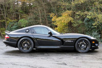 うねりまくったフォルムがよく分かるサイドビュー。ドライバーの警戒心をかき立てる、長いリアオーバーハングに注目。一方、フロント側も地味に長く、油断しているとアゴをする。