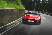 カーボンやアルミを多用し「DB11」比で約70kgの軽量化を実現した。