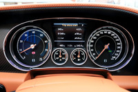 計器盤は、4連のアナログ式メーターと液晶のマルチインフォメーションディスプレイで構成される。速度計の目盛りは、340km/hまで刻まれている。