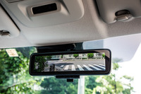 「デジタルルームミラー」は、「マルチアラウンドモニター」や駐車をアシストする「マイパイロットパーキング」などとともに、16万5000円の有償オプション「先進安全快適パッケージ」に含まれるアイテム。