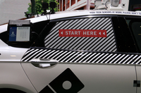 ピザの自動運転配達車の側面後方。こちらが、ピザの取り出し窓口。