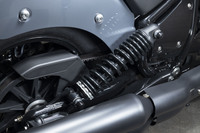 快適性を評価するうえでは、もちろん乗り心地も重要項目のひとつ。リアサスペンションは大きく傾けて装備されているが、路面からの入力を受けるとしっかり収縮し、突き上げを抑えてくれていた。