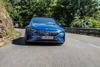 「メルセデスAMG EQE53 4MATIC＋」には4輪操舵システムが標準装備される。60km/h以下では前後輪が逆位相に、より高い速度では同位相にステアする。