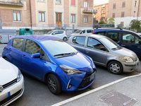 3代目「ヤリス ハイブリッド」と初代「ヤリス」が偶然並んだショット。2021年3月シエナで。