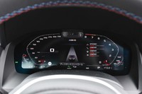 液晶タイプのメーターパネル。走行モードにより、エンジン回転計を中央に据えたグラフィックに変化する。