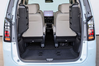 3列目シートを跳ね上げた様子。折りたたんだシートの固定位置が90mm引き下げられ、収納・展開作業がより楽に行えるようになった。リアクオーターガラスの面積が拡大したことにより、シートの収納時でも採光が確保される。