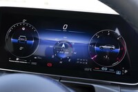 液晶型メーターパネルには「オールテレイン」専用の表示パターンを設定。中央にコンパス、左にロール角と舵角、右にピッチング角（タコメーターの中央）がレイアウトされる。